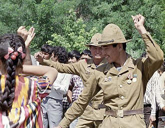 Evə xoş gəlmisiniz! Əfqanıstandan qayıdan SSRİ SQ Hava Desant Qoşunlarının hərbi qulluqçuları, RIA Novosti fotosu