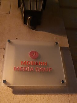 İçərişəhərdəki baş ofisinin qarşısında media-qrupun məlumat lövhəsi