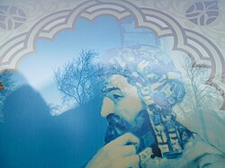 Nizami adına Ədəbiyyat Muzeyinin binasının pəncərəsində İzzəddin Həsənoğlu rəsmi.