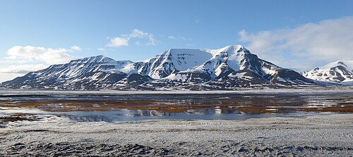Lonqyirbyuen'in şimalında, Adventfjordendəki Adventtoppen və Hiorthfjellet dağları