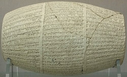 Nabonidusun Sipparda aşkar etdiyi gil silindr – e.ə. VI əsr. Bu tapıntı, bünövrə yerləşdirilmiş masonluq yazısı ilə birlikdə bir neçə minillik əvvəlki dövrləri təhlil etməsinə görə onu “ilk arxeoloq” sayır.