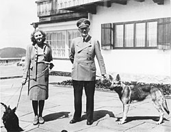 Eva Braun və Adolf Hitler Blondi ilə birlikdə Hitlerin Berxofdakı iqamətgahında (14 iyun 1942-ci il)