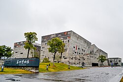 Muzeyin cənub qapısı.